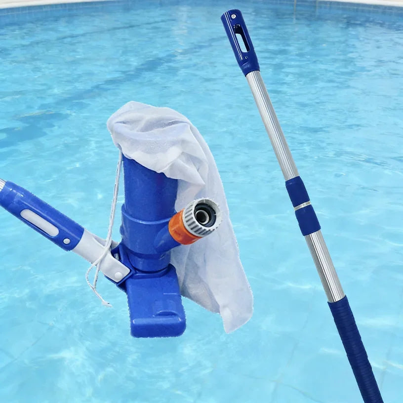 Limpiafondos manual en uso en una piscina desmontable
